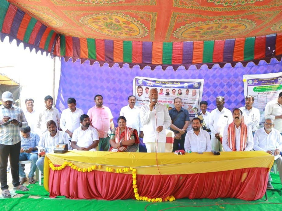 ఆదర్శంగా తీర్చిదిద్దడమే లక్ష్యం: MLA