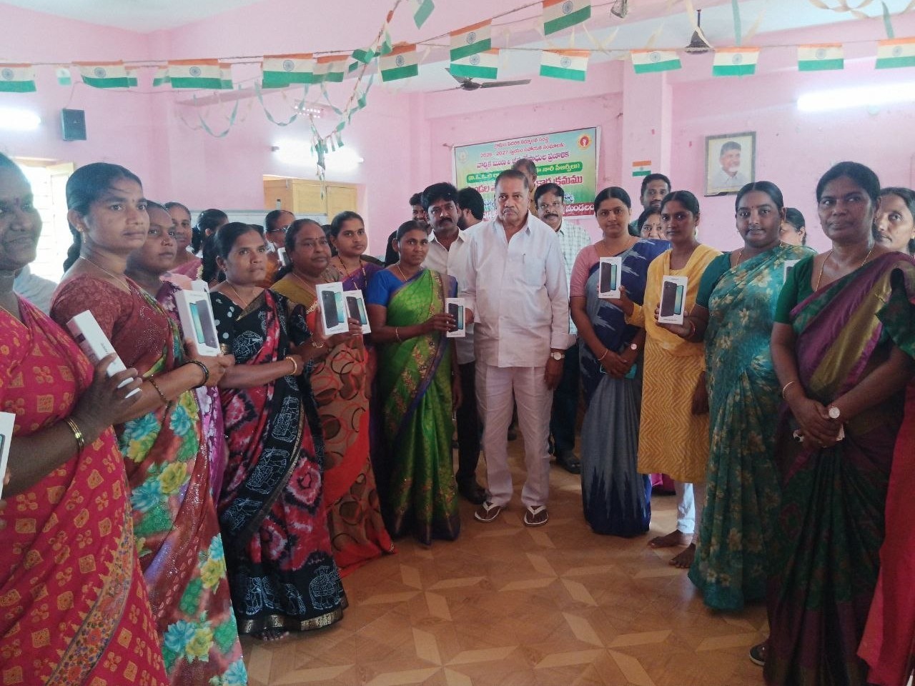 వీవోఏలకు నూతన మొబైల్ ఫోన్లు పంపిణీ