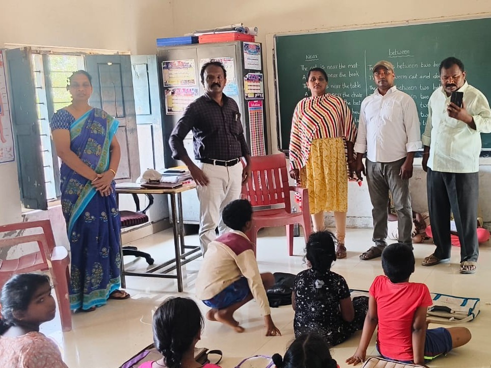 పాఠశాలను సందర్శించిన ఎంఈఓ..
