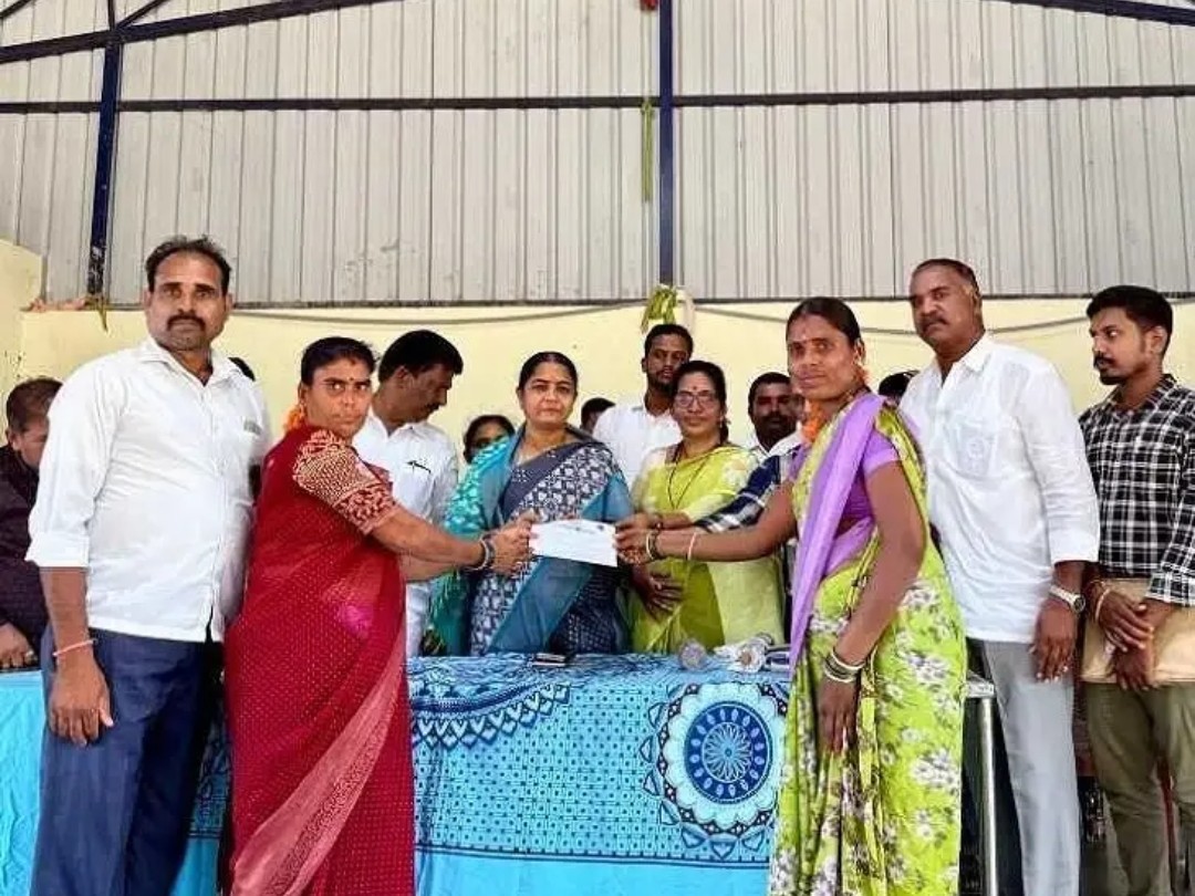 43 మందికి ఇందిరమ్మ ఇళ్ల పట్టాల పంపిణీ