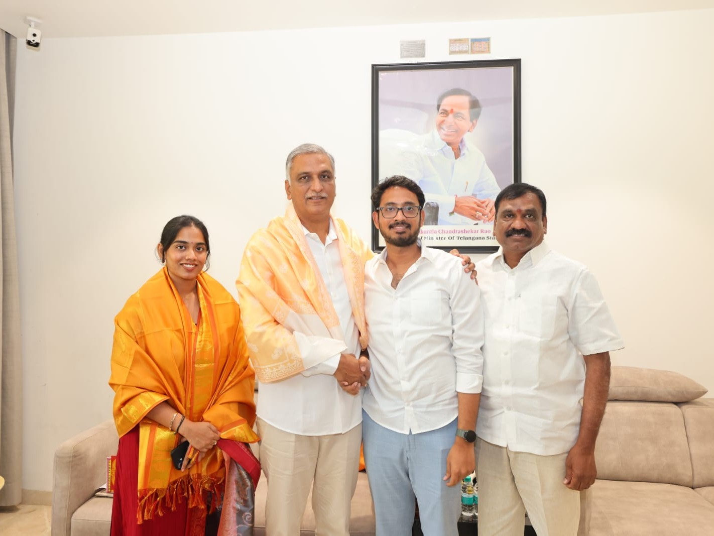 హరీష్‌రావును కలిసిన కౌన్సిలర్ చరిత