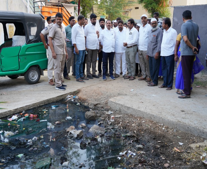 కాలనీలో ఎమ్మెల్యే అకస్మికంగా తనిఖీ