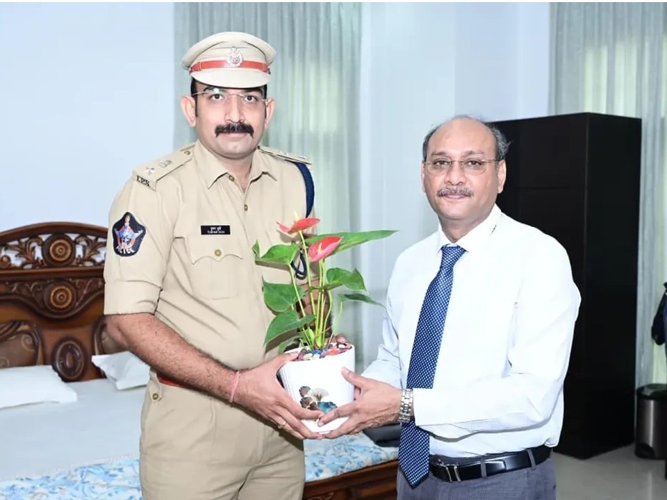 హైకోర్టు న్యాయమూర్తిని కలసిన ఎస్పీ