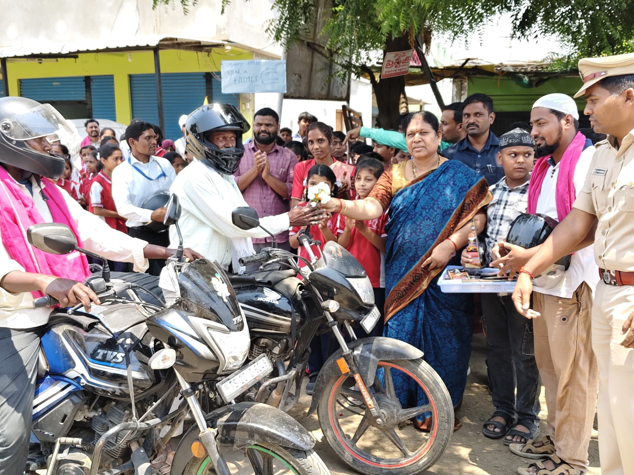హెల్మెట్ ధరించిన వారికీ పువ్వులు ఇచ్చి అభినందించిన MLA