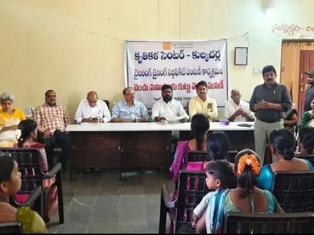 60 మంది మహిళలకు కుట్టు మిషన్ల పంపిణీ