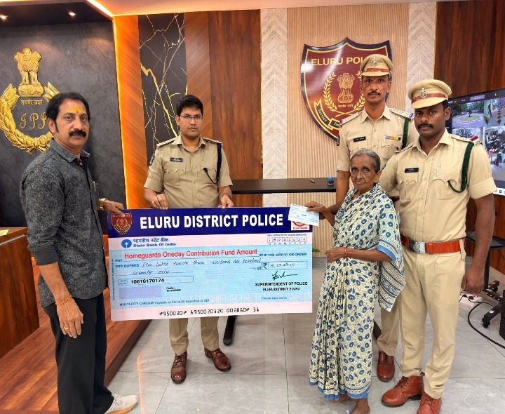 సిబ్బందికి ఆర్థిక సహాయక చెక్కులు అందజేత