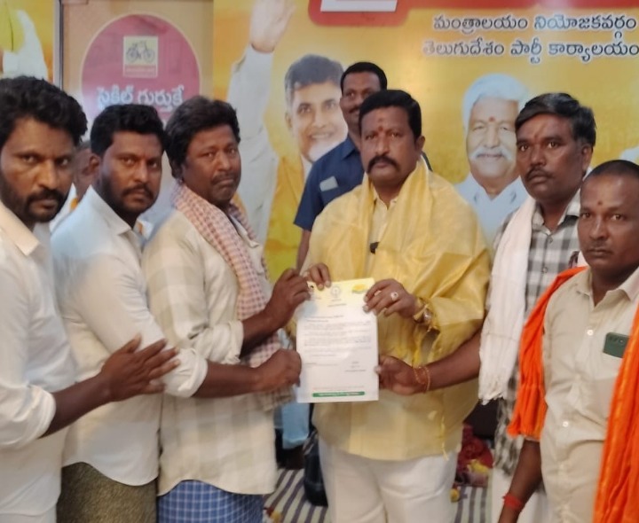 జాలవాడిలో CMRF చెక్కులు అందజేత