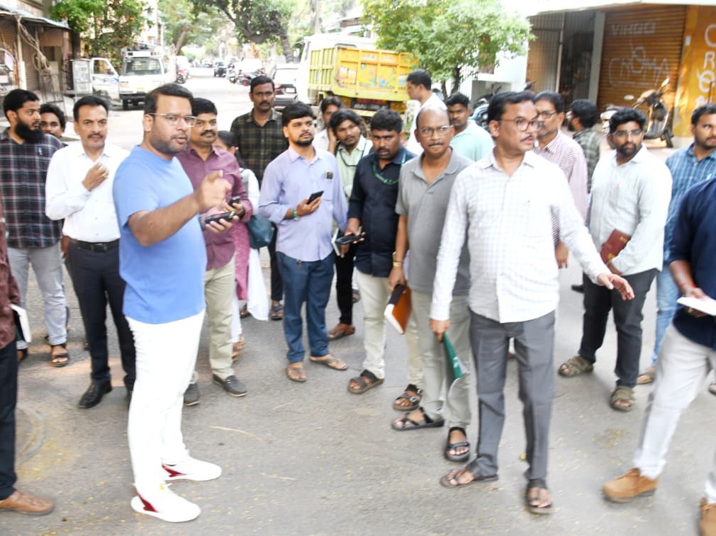 పారిశుధ్య నిర్లక్ష్యం.. ఇద్దరు సస్పెండ్