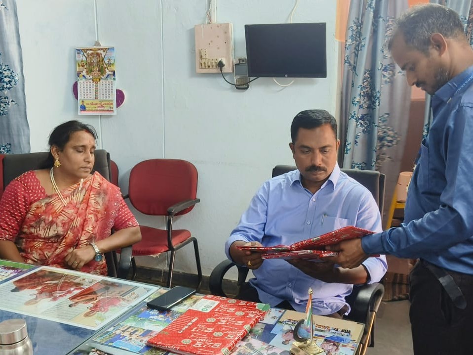 పాఠశాలలను తనిఖీ చేసిన తహసిల్దార్..