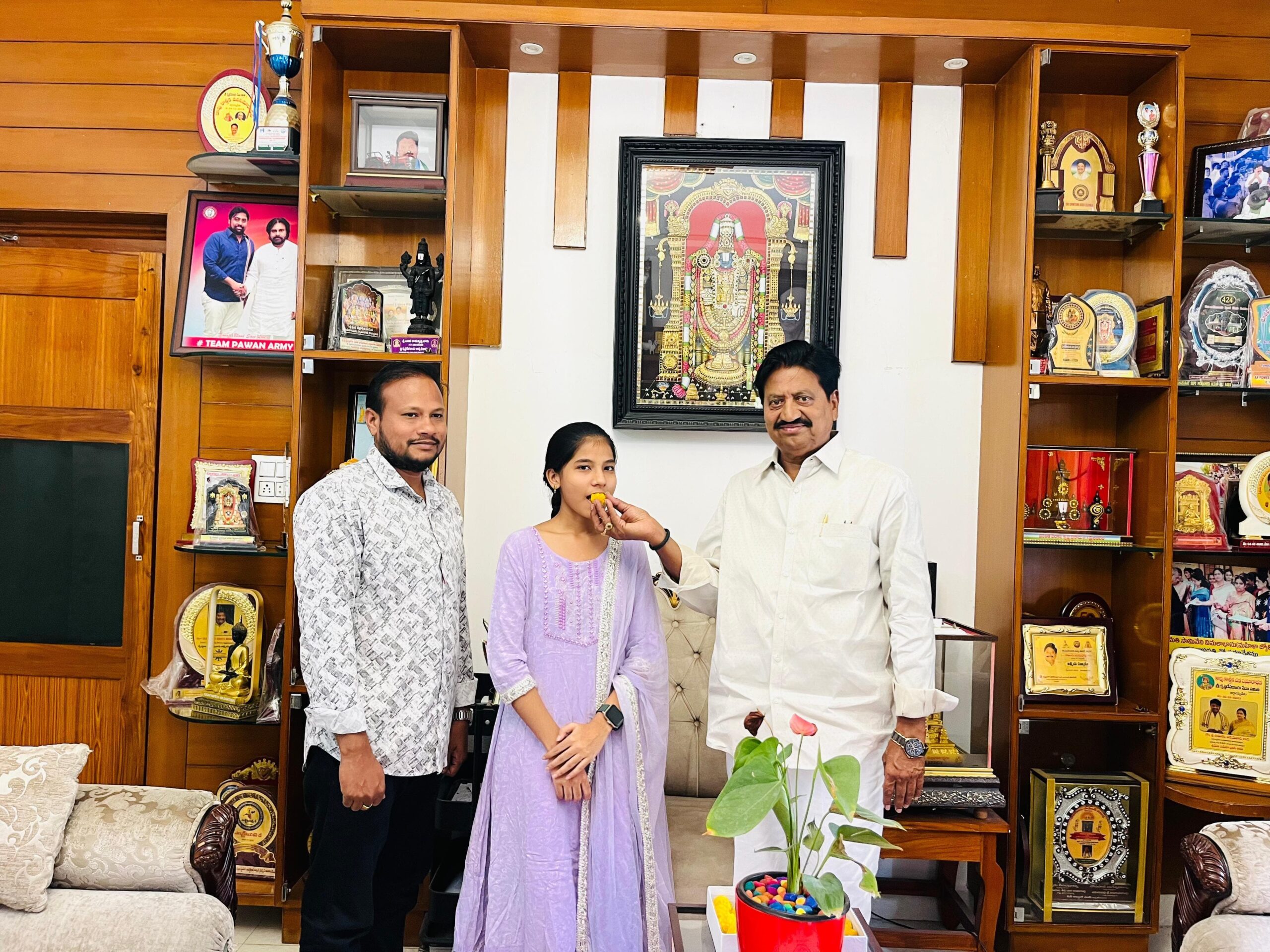 విద్యార్థినిని అభినందించిన: ఉదయభాను