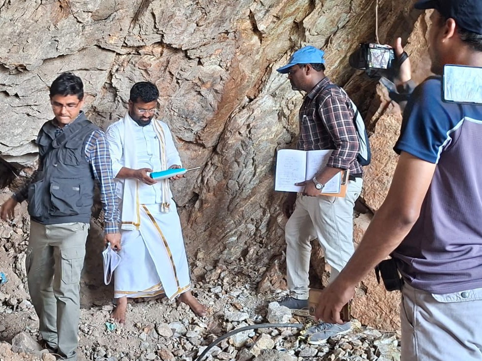 కొండను పరిశీలించిన ఇంజనీర్ల బృందం