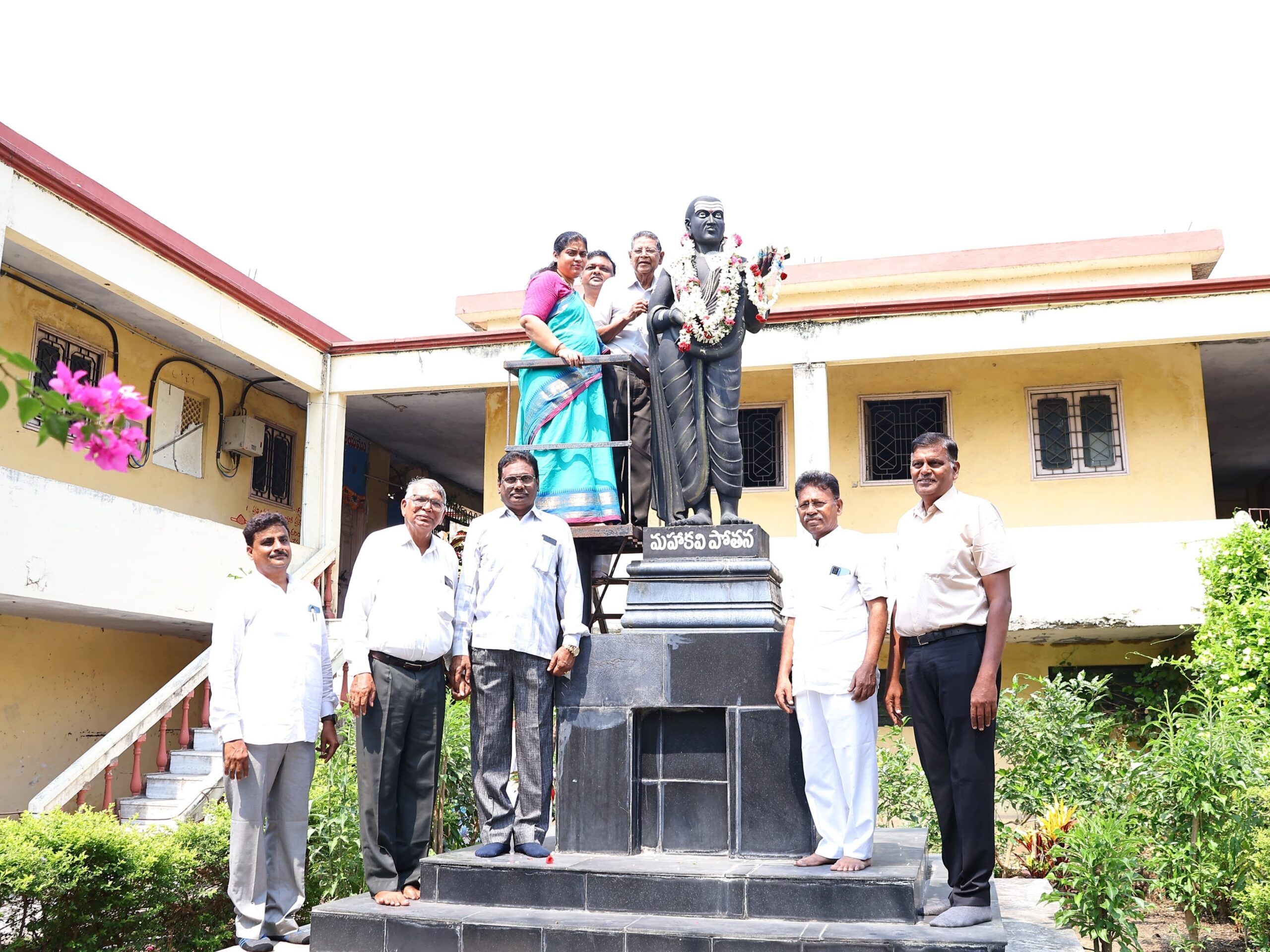 బమ్మెర పోతనకు నివాళులర్పించిన కలెక్టర్