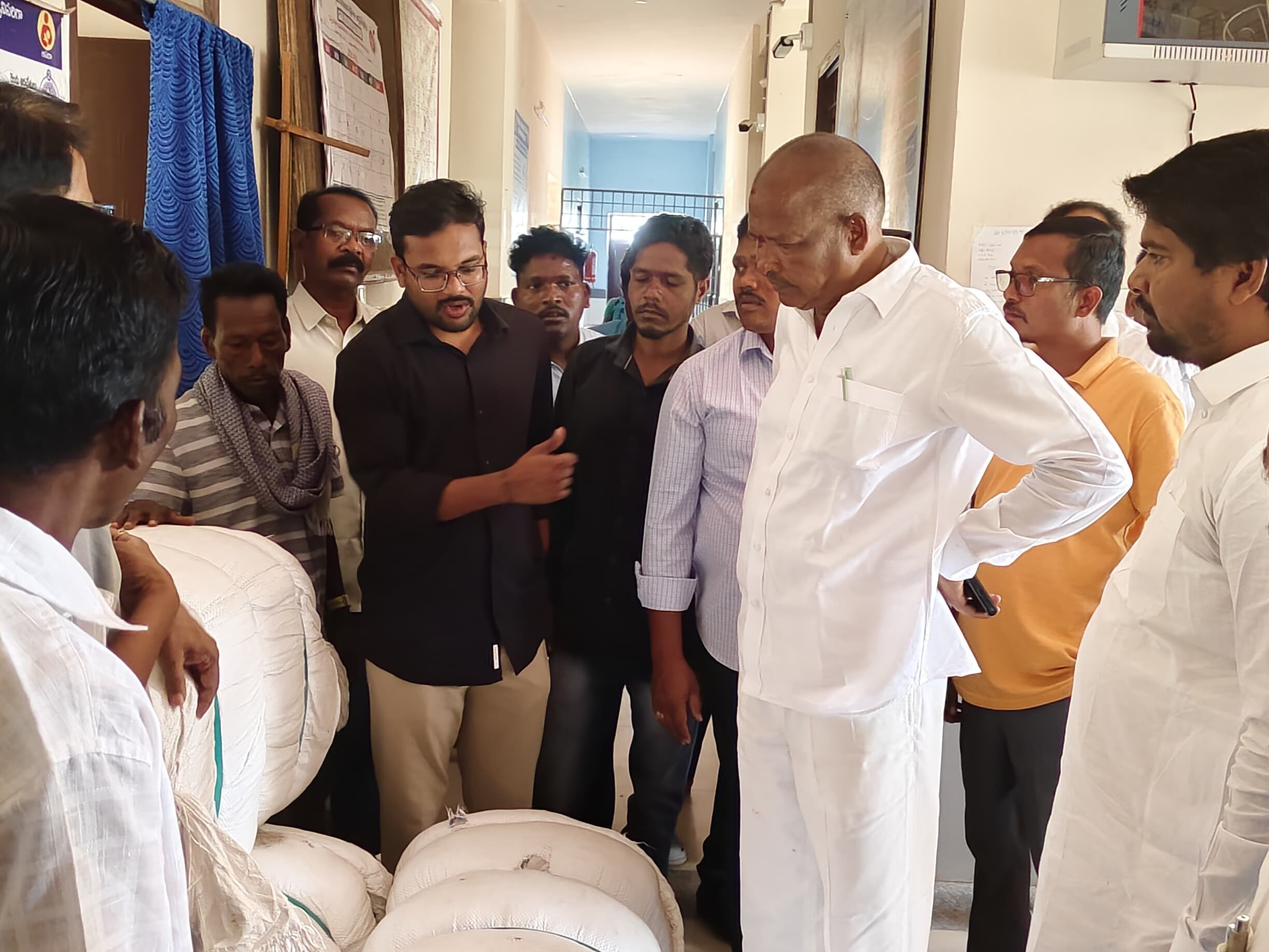 వైద్య సిబ్బంది సమయపాలన పాటించాలి: ఎమ్మెల్యే