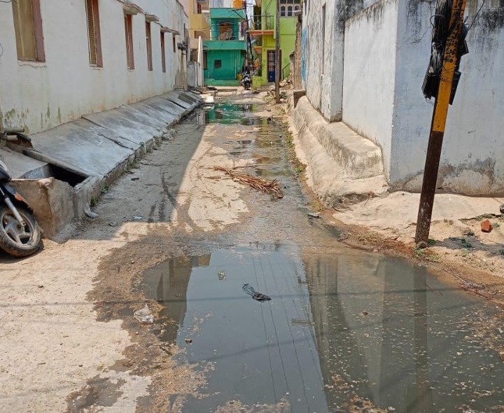 రహదారిపై ప్రవహిస్తున్న మురుగు నీరు