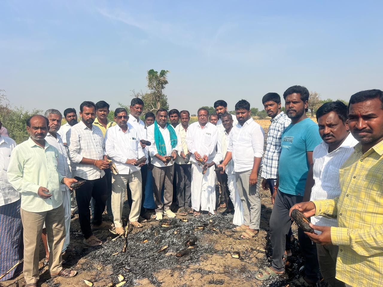 బాధితులకు పరామర్శించిన మాజీ ఎంపీపీ