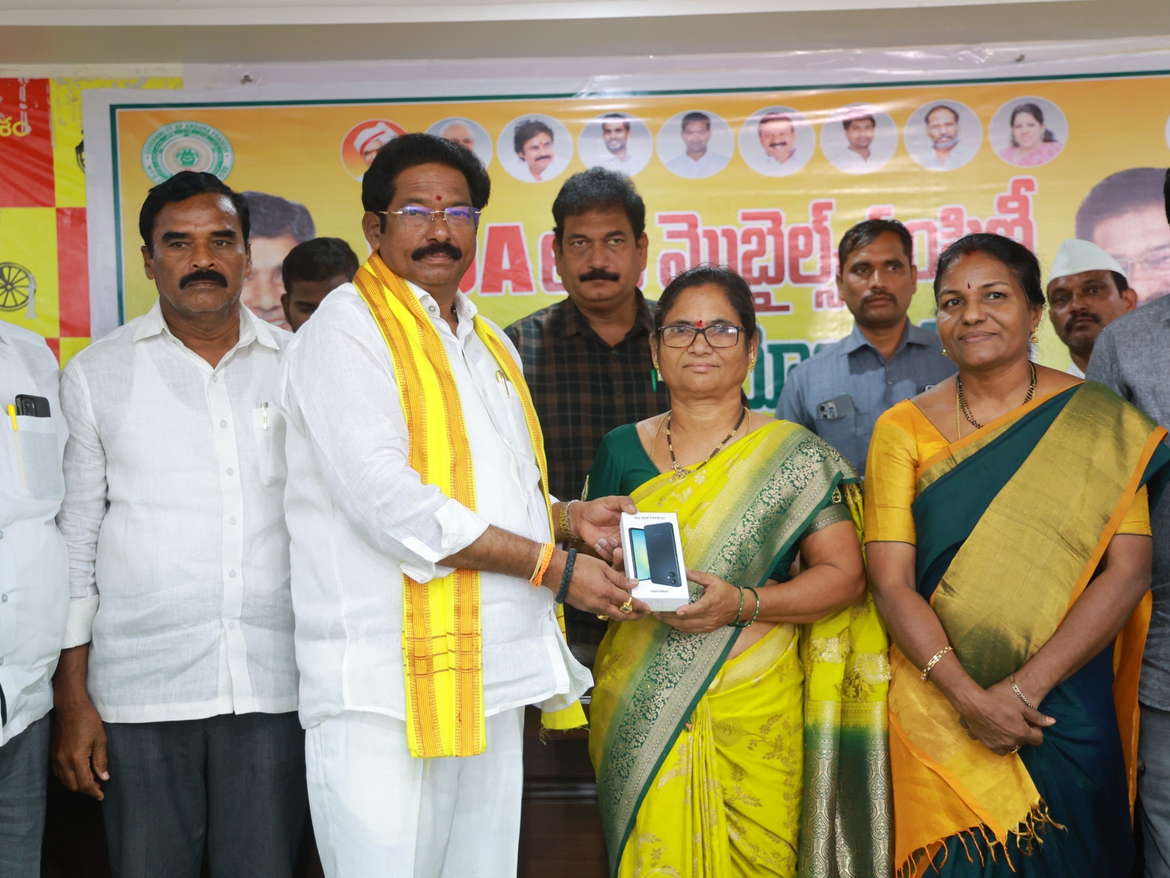 వీవోఏలకు స్మార్ట్‌ఫోన్ల పంపిణీ