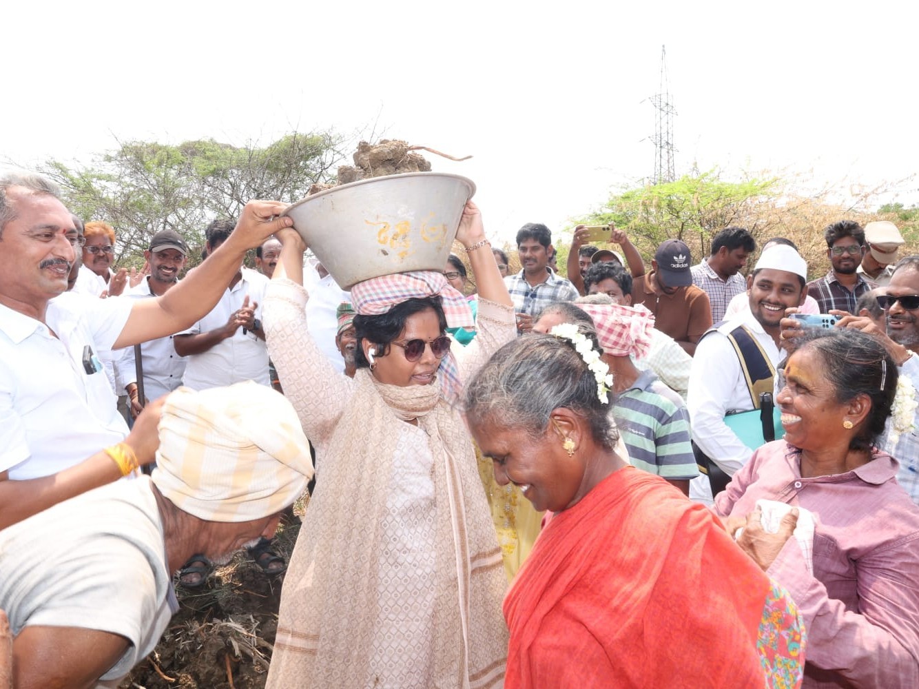 మట్టి మోసిన జిల్లా కలెక్టర్