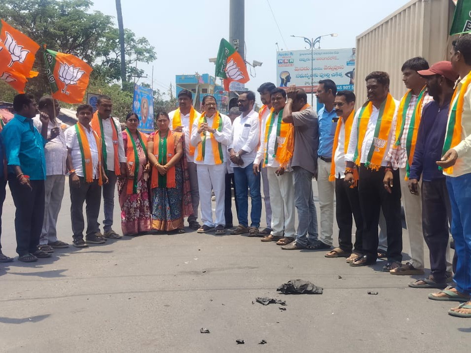 పరకాలలో కాంగ్రెస్ దిష్టిబొమ్మ దగ్ధం