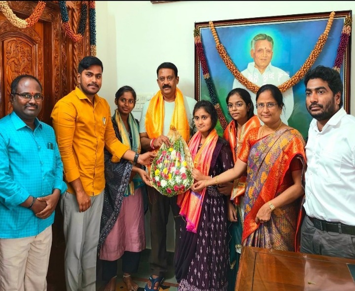 థెరిసా కళాశాల టాపర్లకు ఎమ్మెల్యే అభినందనలు