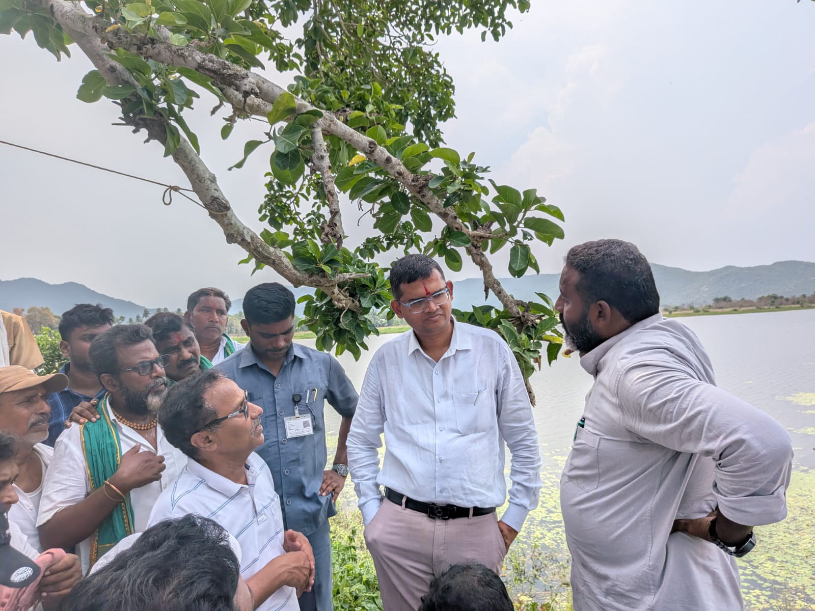 చెరువును పరిశీలించిన కలెక్టర్, ఎమ్మెల్యే