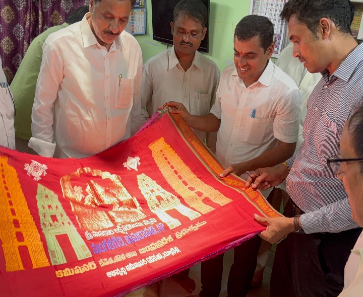 జాతీయ అవార్డు గ్రహీత ఇంటికి వెళ్లిన కలెక్టర్