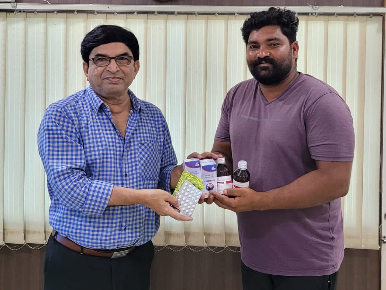 అంగ వైకల్యంతో బాధపడుతున్న బాలుడికి చేయూత