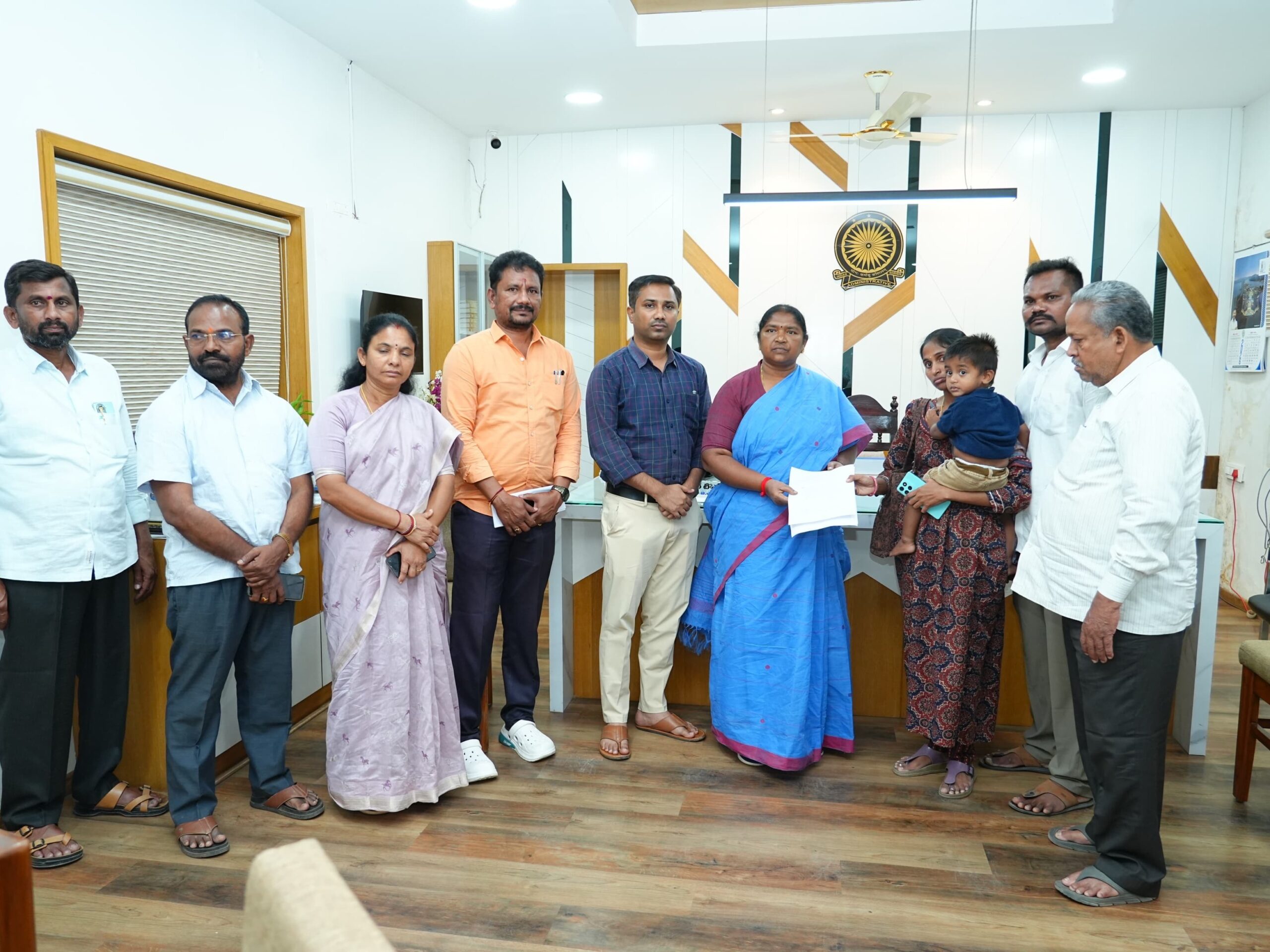 మేడారం ప్రమాద బాధిత బాలునికి మంత్రి సీతక్క సాయం