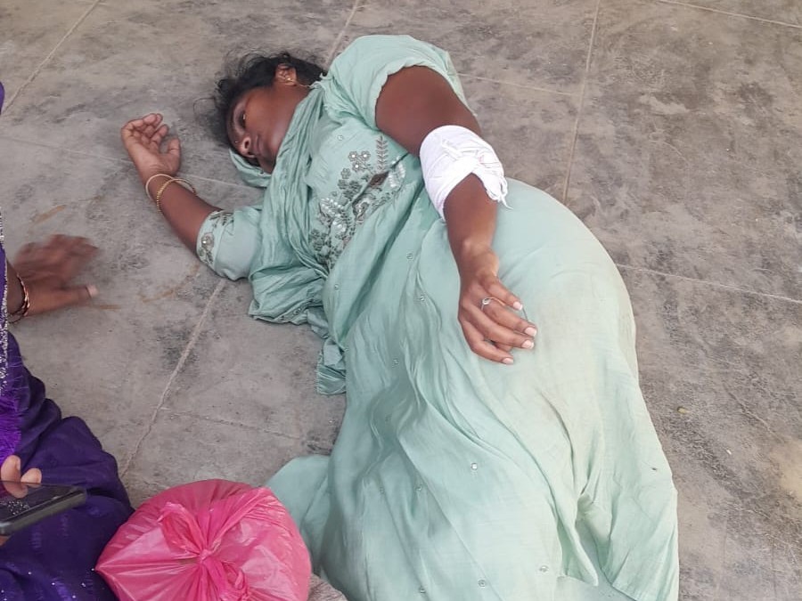 యువకుడి ఇంటి ముందు ప్రియురాలు దీక్ష