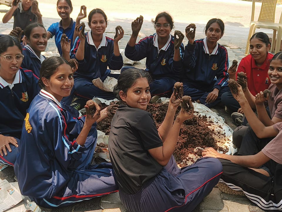 ప్రకృతి కార్యాశాలతో పర్యావరణ అవగాహన