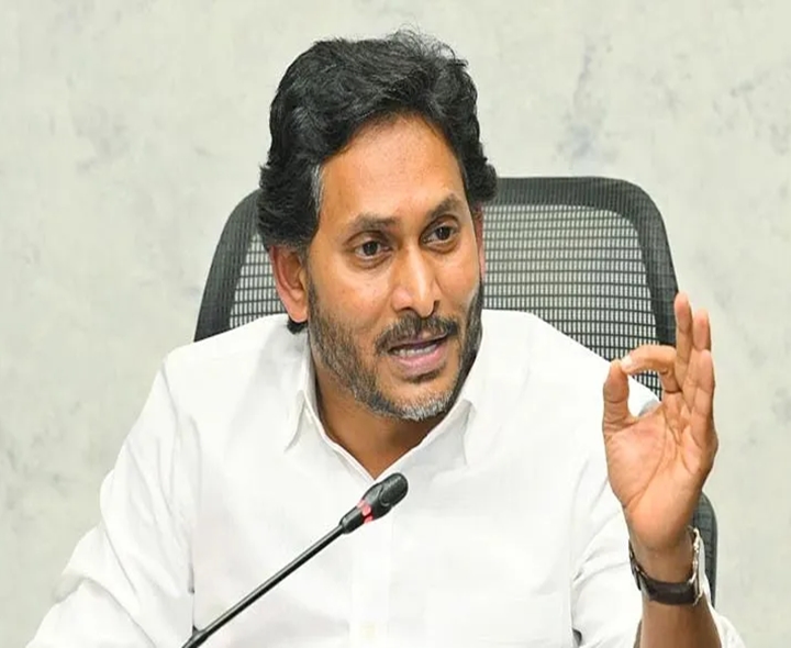 సోషల్ మీడియా కేసులపై జగన్ ఫైర్