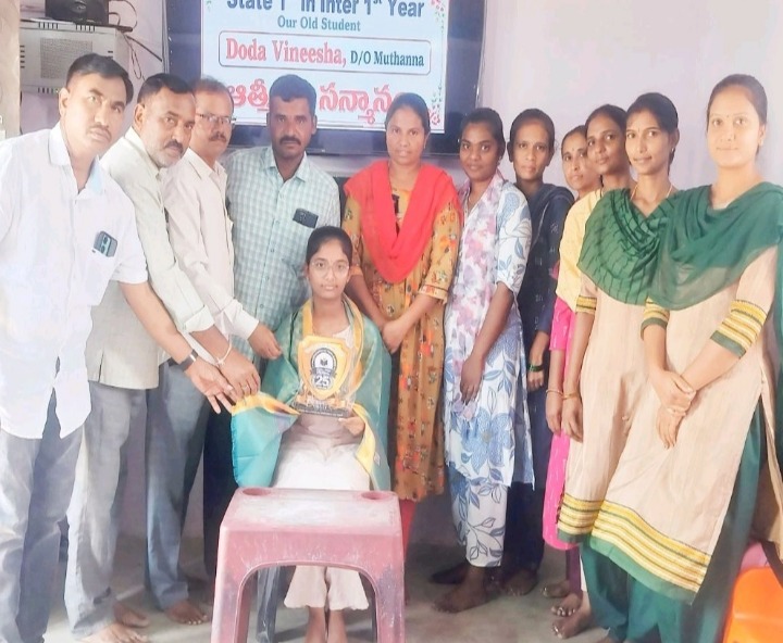 సత్తా చాటిన విద్యార్థికి ఘన సన్మానం