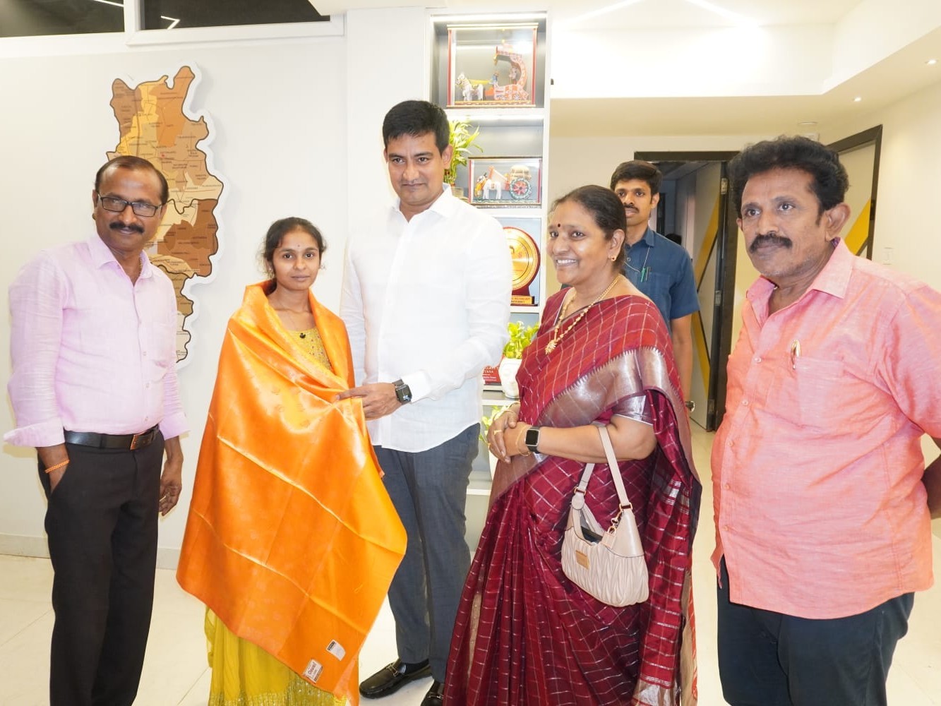 ‘ప‌ట్టుద‌ల‌తో చ‌దివితే విద్యార్థులు అద్భుతాలు చేస్తారు’