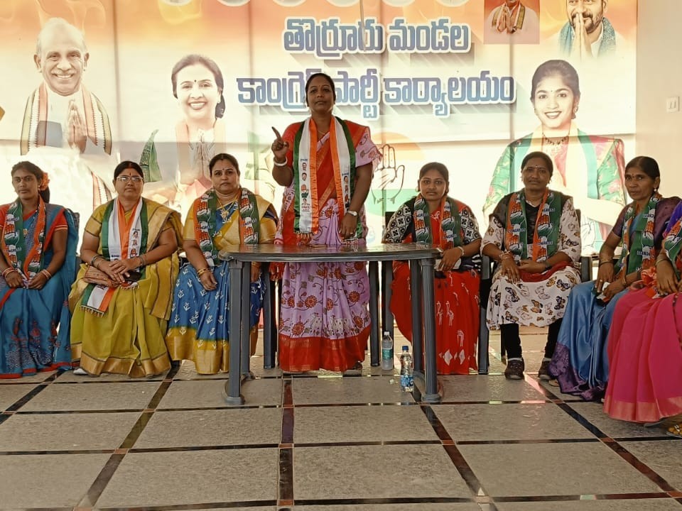 ఝాన్సీ పై ఆరోపణలపై కాంగ్రెస్ నేతల ఘాటు స్పందన