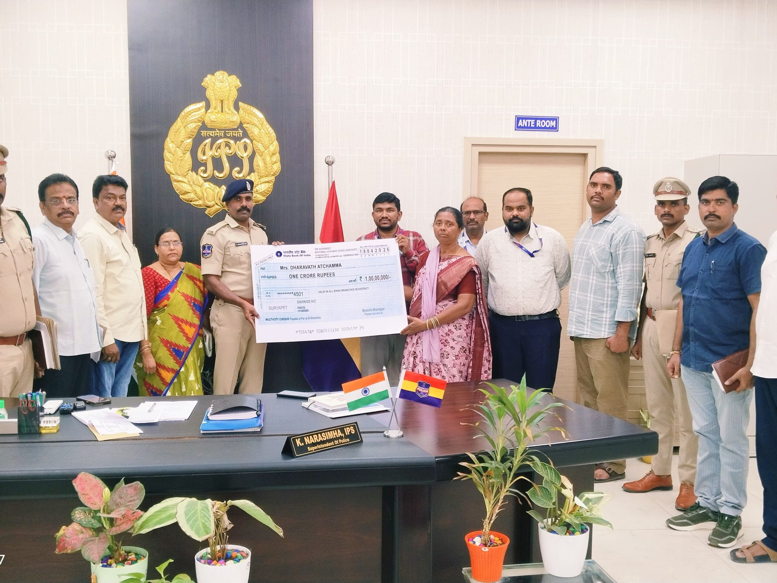 మరణించిన కానిస్టేబుల్ కుటుంబానికి రూ. కోటి ఇన్స్యూరెన్స్ చెక్కు