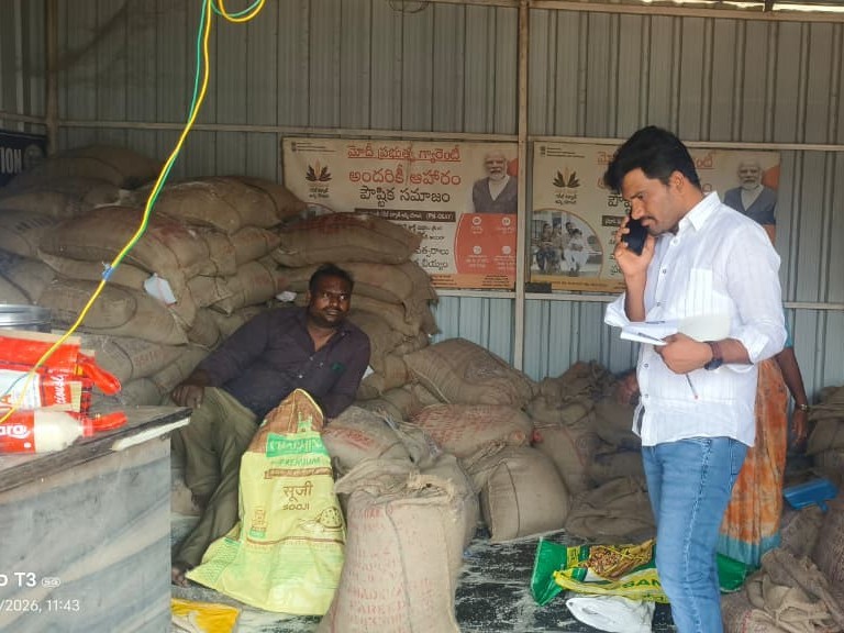 రేషన్ దుకాణంలో తహసీల్దార్ తనిఖీలు