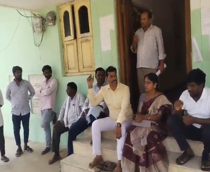 గ్రామపంచాయతీ ఎదుట సర్పంచ్ నిరసన