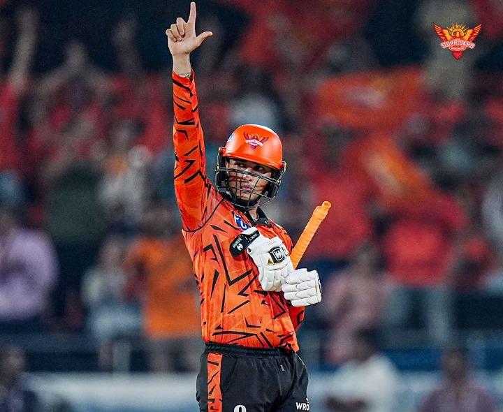 అభిషేక్ రికార్డు.. IPLలో ఫాస్టెస్ట్ 2000 రన్స్