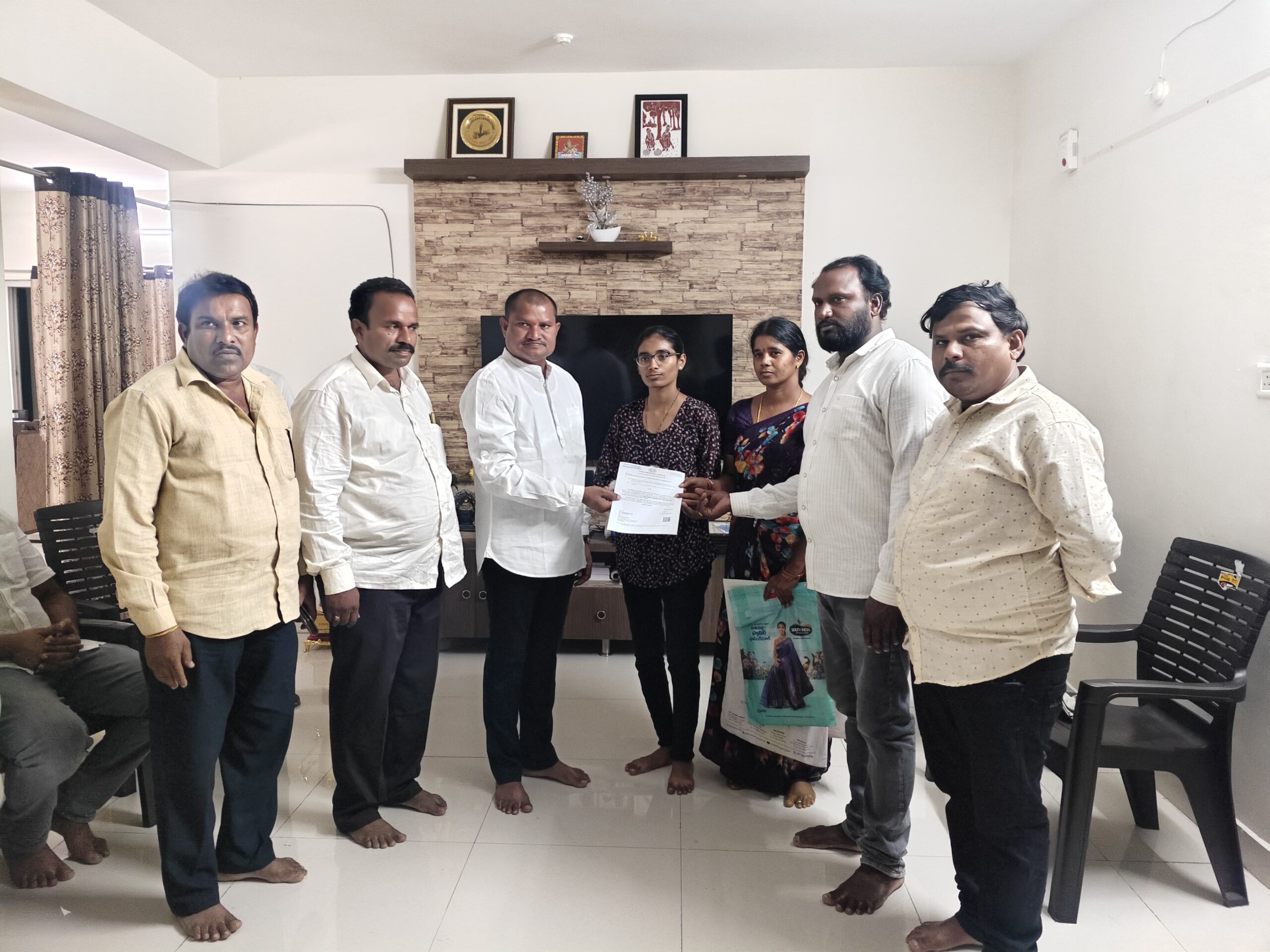 అత్యవసర చికిత్సకు ఎమ్మెల్యే చేయూత