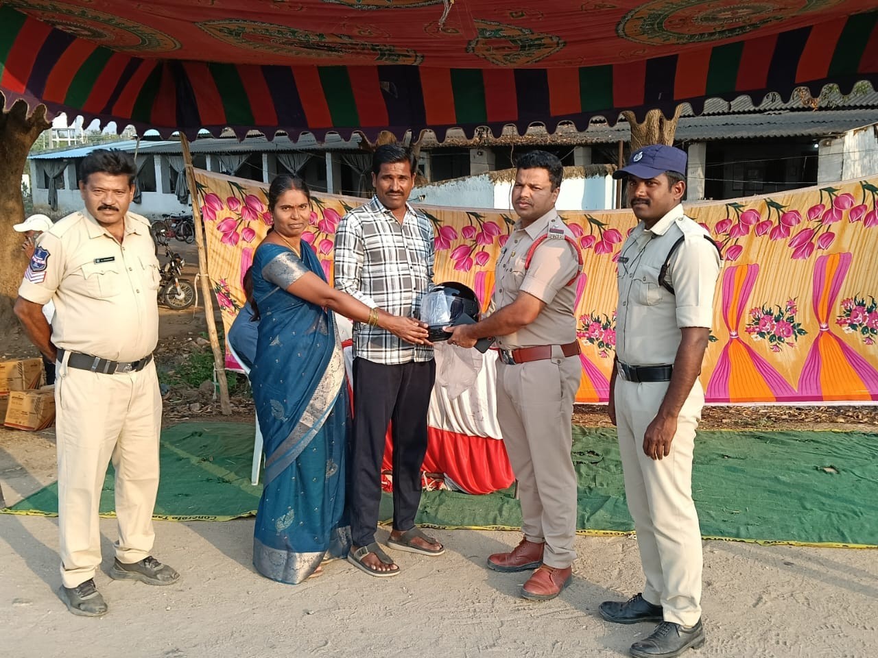 నిజాంపేటలో వినూత్నంగా ‘హెల్మెట్ బ్యాంక్’