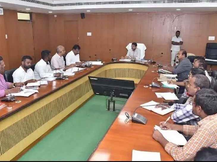 అమ్మవారి ఆలయ పునర్నిర్మాణ పురోగతిపై కలెక్టర్ సమీక్ష