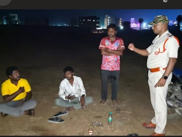 బహిరంగంగా మద్యం సేవిస్తున్న వారికి సీఐ కౌన్సిలింగ్