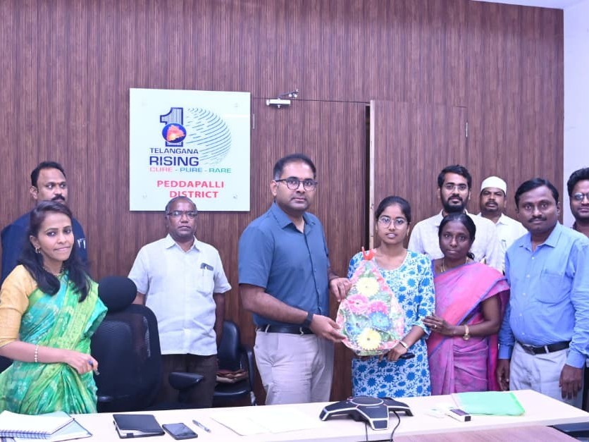 వ్యాసరచన పోటీలలో ప్రథమ స్థానం.. కలెక్టర్ అభినందన