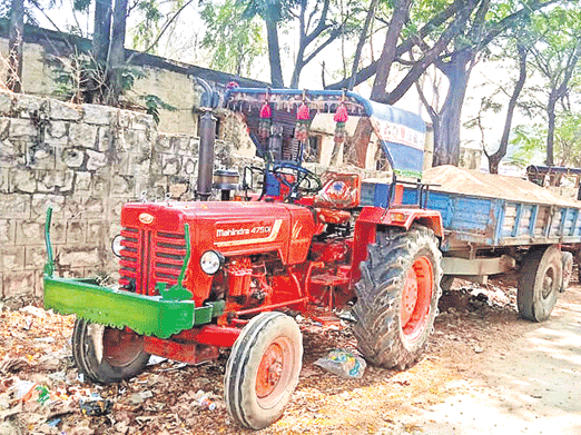 ఇసుక ట్రాక్టర్ పట్టివేత