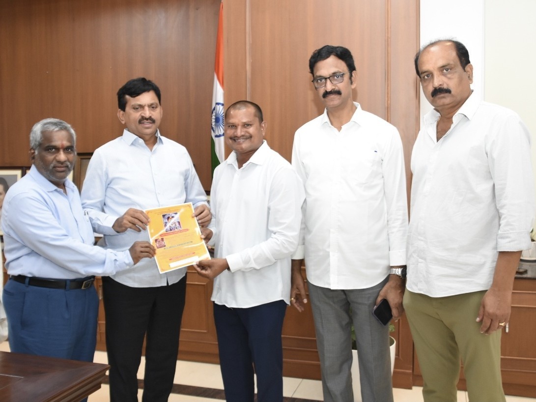 మహా కుంభాభిషేకానికి మంత్రికి ఆహ్వానం