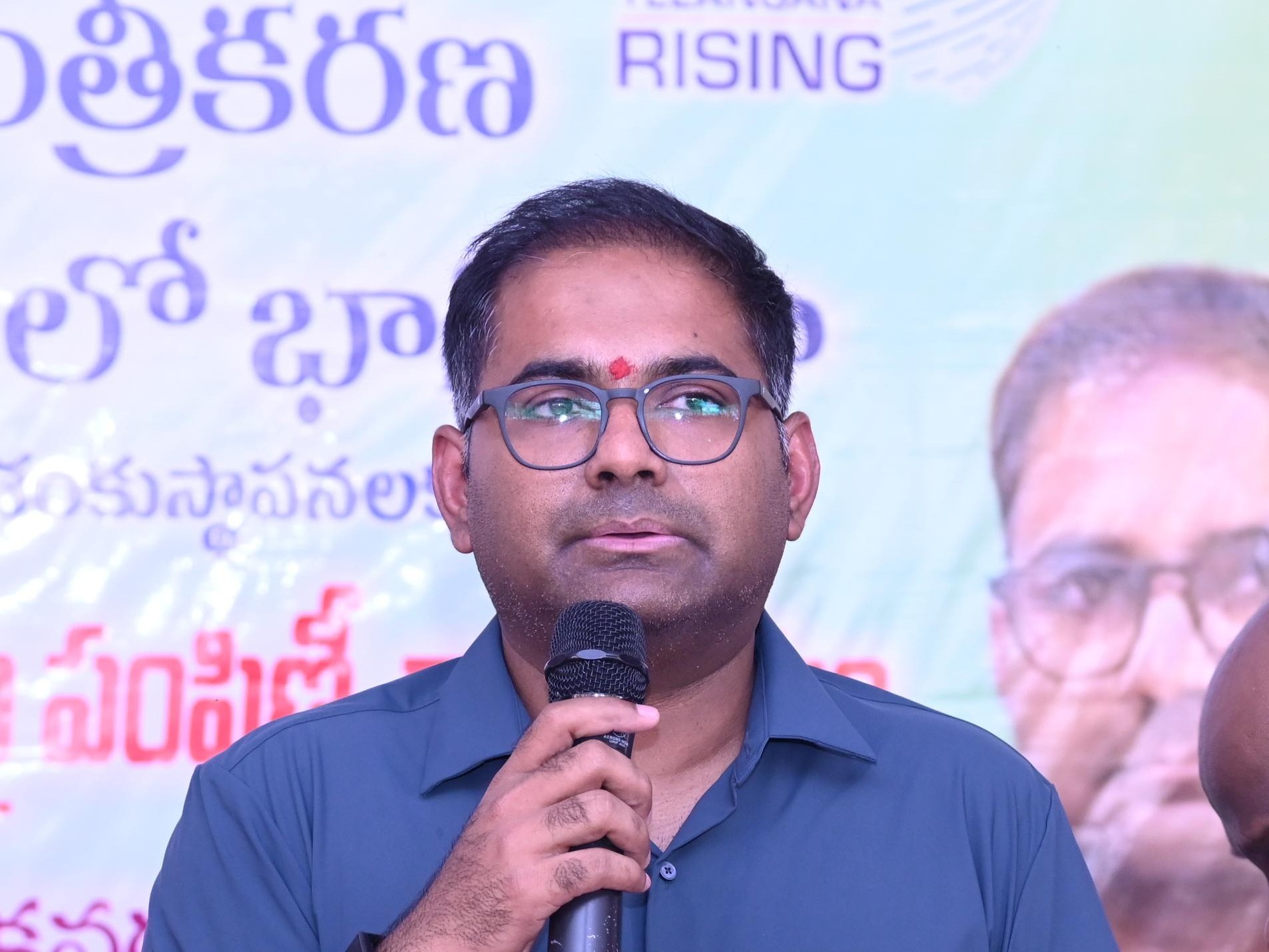 రూ. 18.24 లక్షల వ్యవసాయ పనిముట్లు పంపిణీ: కలెక్టర్
