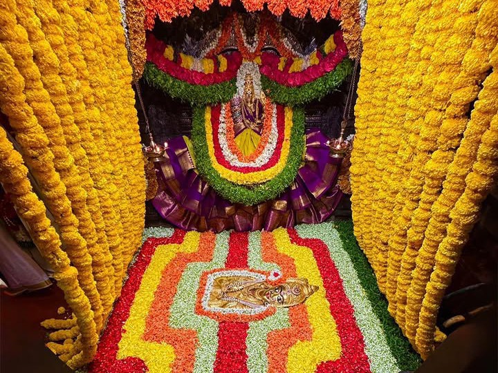 ప్రత్యేక అలంకరణలో  బల్కంపేట ఎల్లమ్మ