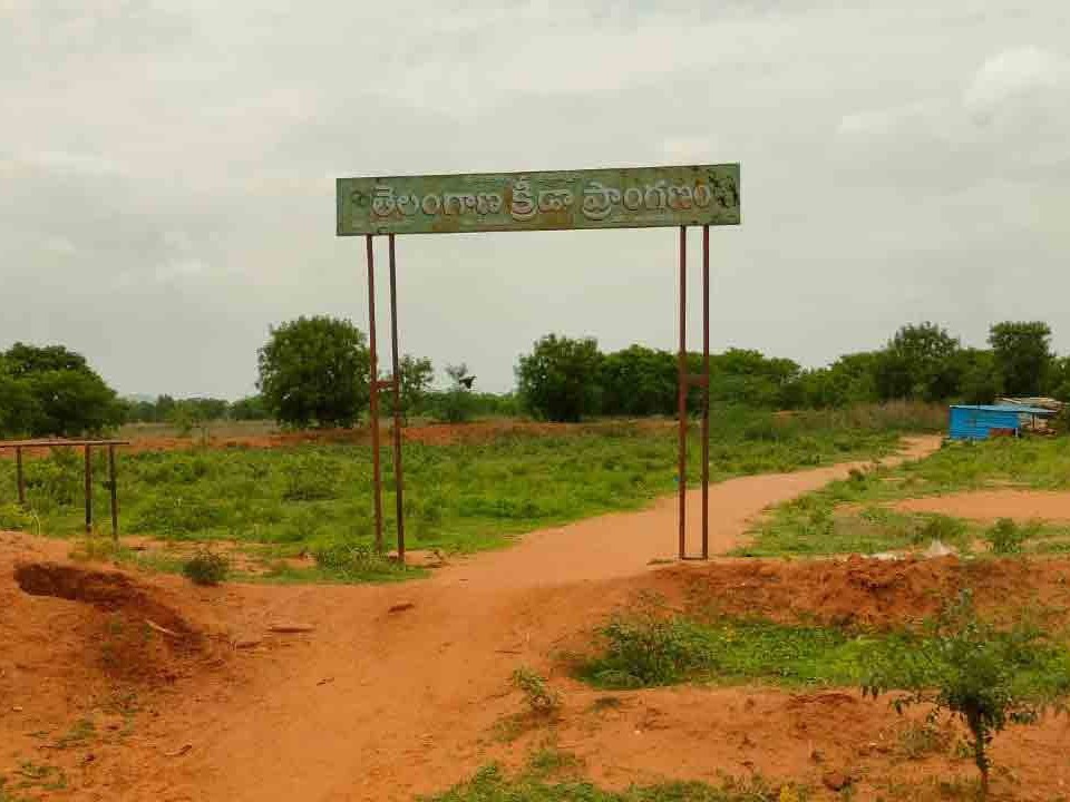 ‘నిరుపయోగంగా మారిన క్రీడా ప్రాంగణాలు’