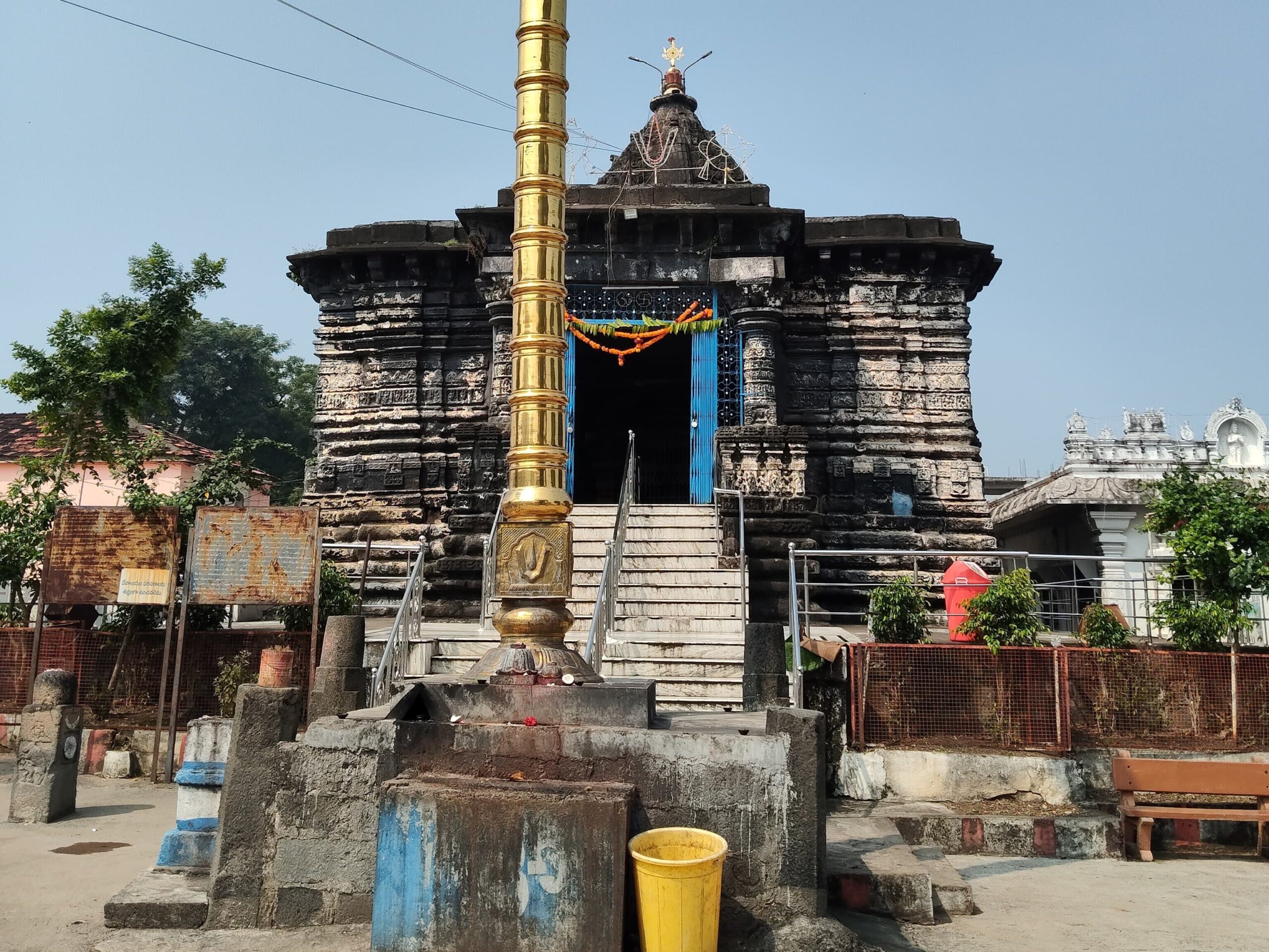 లక్ష్మీనారాయణ స్వామి ఆలయానికి ఆదరణ కరువు.!