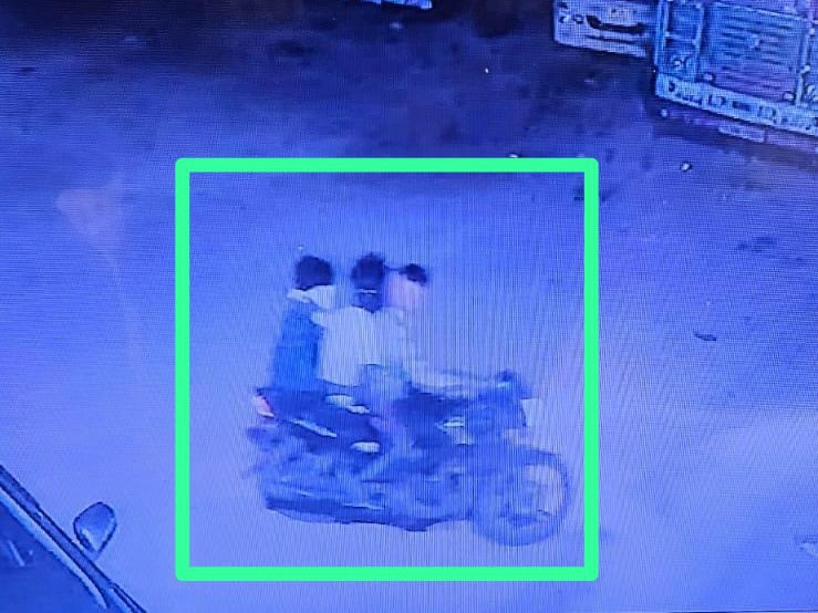 అర్ధరాత్రి గుర్తుతెలియని యువకుల చక్కర్లు