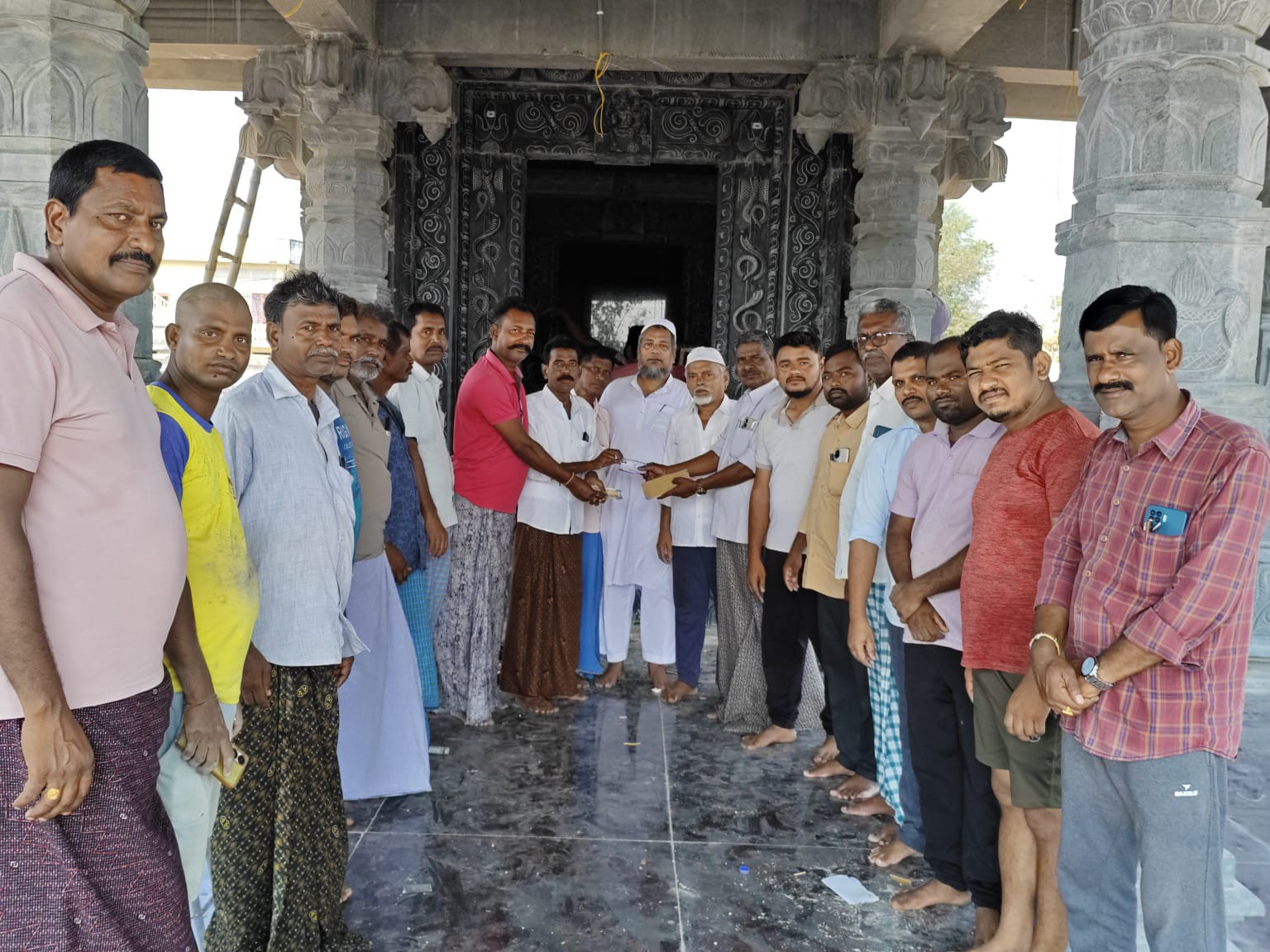 శివాలయం, బొడ్రాయి ప్రతిష్టకు ముస్లింలు విరాళం